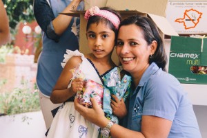 crianca-entrega-ovo-pascoa-hospital-do-cancer