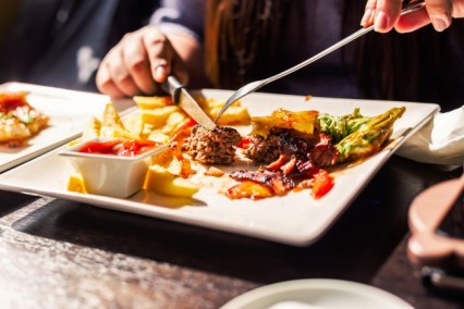 comer-em-um-restaurante_1088-77